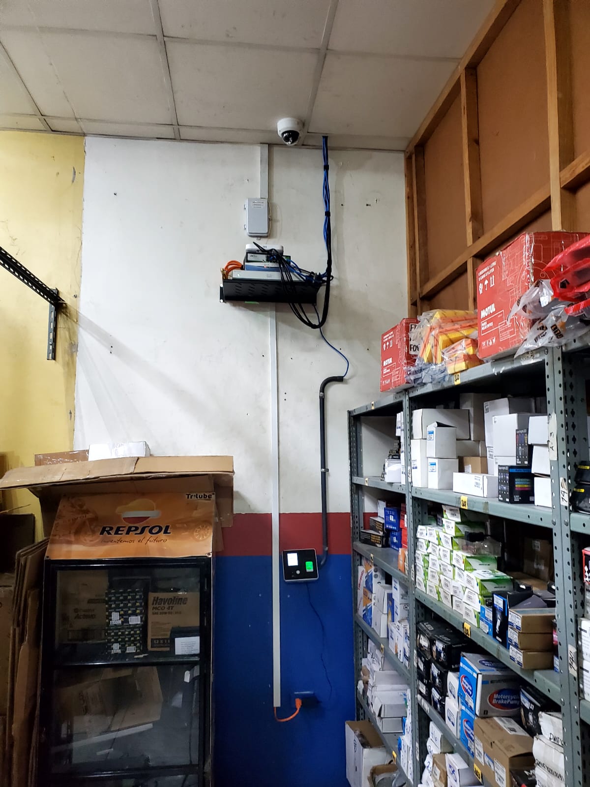 Cables canalizados hacia la bandeja
